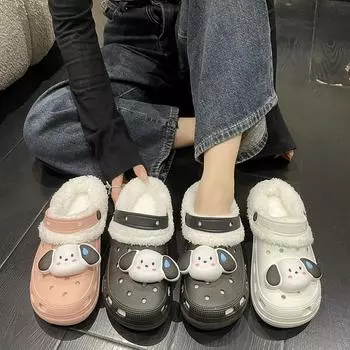 Милая и пушистая маленькая собачка с толстой попой, носит дома хлопковые тапочки и хлопковый чехол на пальцы ног 36-37 белый