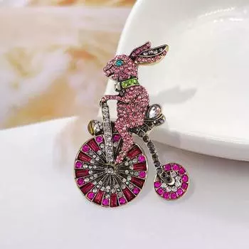 Милая розовая средневековая брошь в виде животного, креативная инкрустированная бриллиантами заколка для велосипедного костюма, корсаж маджента