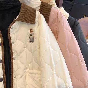 Милая вышивка в виде медведя и стильный контрастный воротник на женской хлопковой куртке сохранят тепло и позволят вам оставаться в тренде зимой M белый