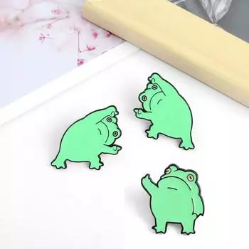 Милая забавная вертикальная лягушка на среднем пальце брошь из сплава креативный значок в виде мультяшного животного индивидуальный универсальный аксессуар для одежды