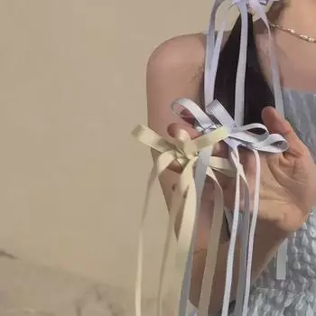 Милая заколка-бантик для двойного хвоста с лентой-серпантином и зажимом-уткой кремовый/белый