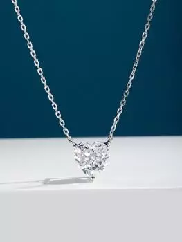 Милое ожерелье с надписью «Любовь» с белыми бриллиантами привносит освежающую атмосферу и ощущение летней жизненной силы. Изысканность серебра 925 пробы.