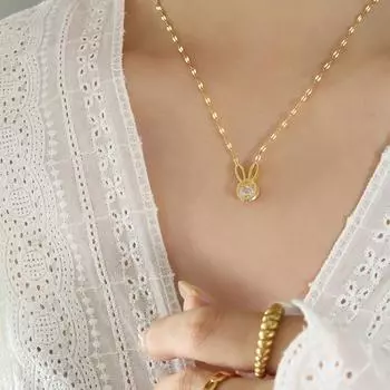 Милое ожерелье с подвеской в виде маленького кролика, инкрустированное цирконием, из титановой стали, позолоченная цепочка в виде рыбьего рта, оригинальный дизайн, украшения со знаком зодиака