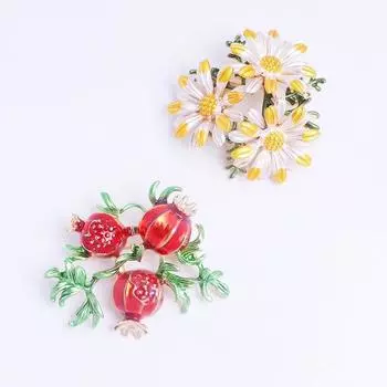 Милые гранатовые ромашки, стразы, масляные капли, цветочные корсажи, модные однословные булавки, шелковые шарфы, пряжки, броши.