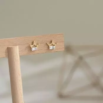 Милые и изысканные мини-серьги с маленькой полой короной для женщин