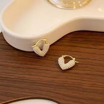 Милые и простые серьги-сердечки с ноткой элегантности белый