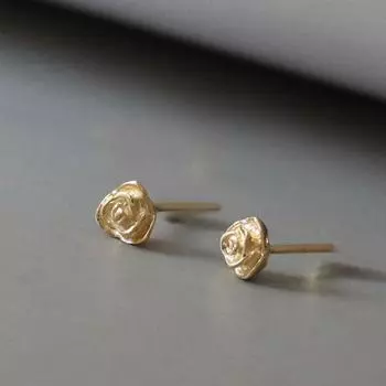 Милые и романтичные серьги-розы. Маленькие и элегантные французские ретро-серьги. Новый год.