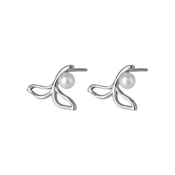 Милые маленькие серьги из жемчуга. Элегантные и свежие серьги на Новый год.