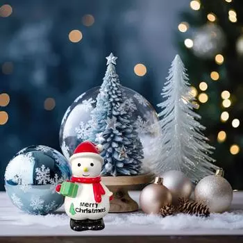 Милые маленькие снеговики, рождественские украшения, добавляют праздничную атмосферу и украшают домашнюю обстановку. белый