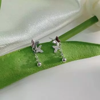 Милые серьги «Две бабочки» с серебряными бусинами и маленькими кисточками. Маленькие серьги, которые прекрасны и пасторальны.