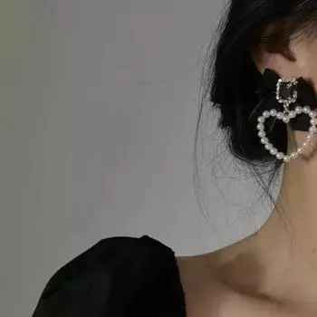 Милые украшения Черные серьги-бантики Серьги-сердечки с имитацией жемчуга чёрный