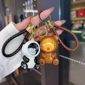 Милый брелок-ночник в виде панды и капибары — светящаяся подвеска на сумку и подарочное украшение.