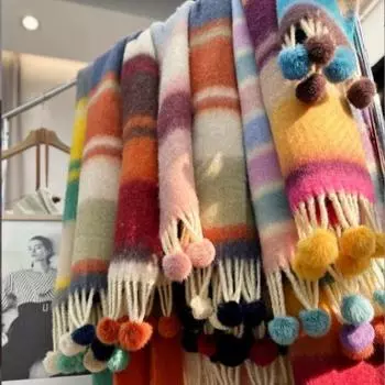 Милый и универсальный шарф с модным дизайном для женщин с толстыми шерстяными шариками, начесанными кисточками для волос и полосатыми полосками 180*37cm