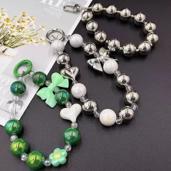 Милый летний девчачий брелок для телефона с бисером в ярких цветах и бантом серебряный