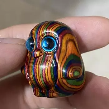 Милый маленький пингвин Радужный пингвин Украшение для дома Офисный стол Креативный массив дерева Маленький орнамент Милый радужный пингвин Деревянная резьба Декоративное искусство