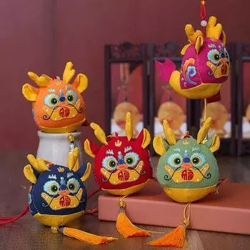 Милый плюшевый кулон в виде дракона зодиака с кисточкой, узором вышивки в народном стиле, чучело талисмана розовый