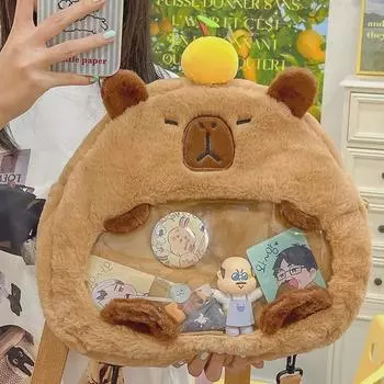 Милый плюшевый рюкзак с рисунком капибары — мягкий, маленький и идеально подходит для легких путешествий