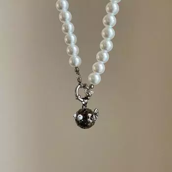 Милый забавный мультяшный маленький кулон в виде рыбы-собаки с жемчугом, женская индивидуальная мода, изысканная элегантная универсальная цепочка на шею, цепочка на свитер