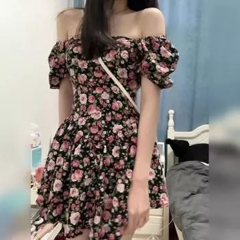 Мини-платье с квадратным воротником и открытыми плечами, облегающее талию, плиссированное подол, высокая талия, пышное платье с цветочным принтом розы и короткими рукавами M чёрный