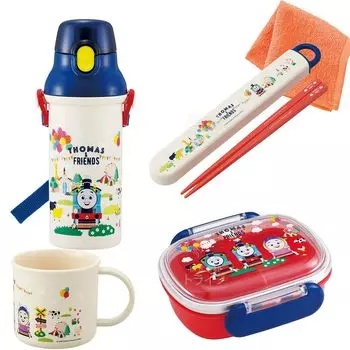 Мини-полотенце Skater входит в комплект из 4 предметов из серии «Друзья Томаса», антибактериальная коробка для завтрака с сердечником 270 мл, пластиковая бутылка для воды и палочек для еды.