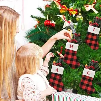 Мини рождественский чулок в красную и черную клетку, маленький чулок с подвесным кольцом, вышитые буквы от A до Z, подвесной чулок для настенной каминной полки в виде рождественской елки C