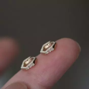 Мини шестиугольные серьги-косточки в форме круга геометрического темперамента, простые и универсальные, маленькие серьги для женщин, холодный стиль