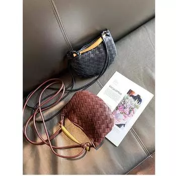 Мини-сумка из мягкой плетеной кожи 2023 года с металлической ручкой - модная сумка через плечо для женщин 23cm x 2cm x 15cm чёрный