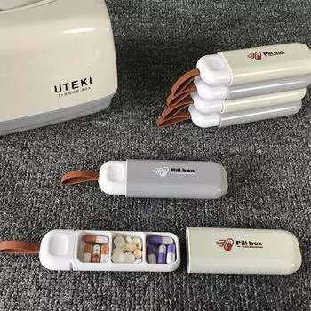 Мини-таблетница. Удобная, без запаха. Бело-серого цвета. Для домашнего хранения. Возьмите коробку с собой. Легко носить с собой. Высокое качество. серый