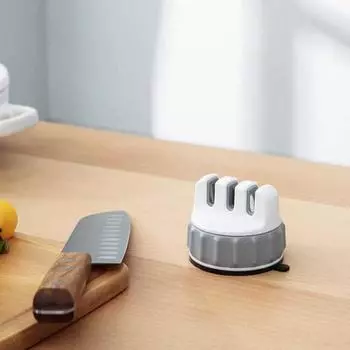 Мини-точилка для ножей Легкая заточка лезвий с прочной присоской Простая в использовании точилка для лезвий с 3 изогнутыми частями белый