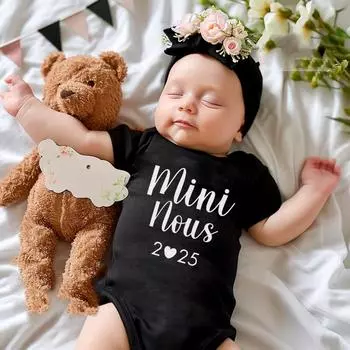 Mini Us 2025 Print Infant Boy Girl Romper Анонс беременности Короткий рукав Детский комбинезон Летняя одежда для новорожденных Подарок на рождение 12 MONTH