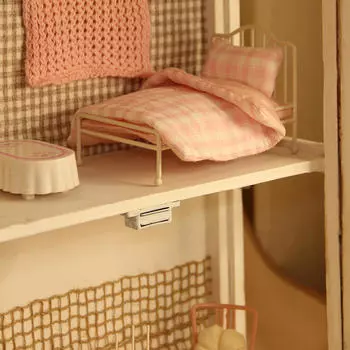 Миниатюрная металлическая кровать для кукольного домика с постельным бельем 1:12 масштабов декора мебели для микро