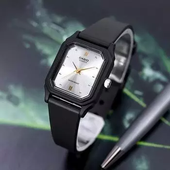 Миниатюрные квадратные наручные часы Casio с простым дизайном и хорошей видимостью