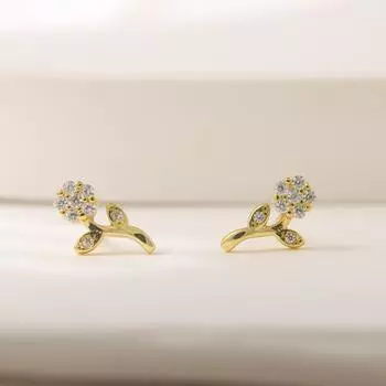 Миниатюрные серьги-гвоздики в виде цветка с бриллиантами. Модные универсальные серьги в стиле люкс для подарка лучшим подругам и девушкам.