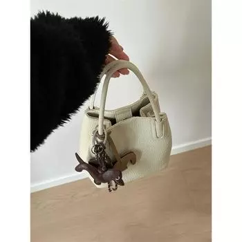 Minimalist Fashion Vegetable Basket Bucket Bags Women 2025 New Fashion Casual Fashion Casual Shoulder Messenger Bag Commuter Hand-Carrying Bag Creamy-white (without pendant)