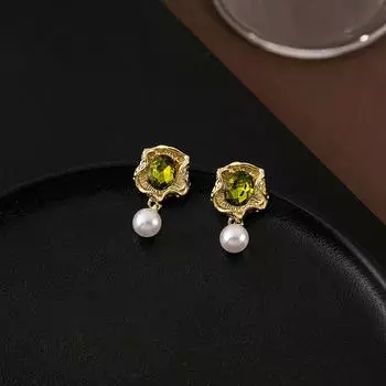 Minimally Pleated Flower Pearl Earrings French Retro Fashion Versatile High-End Feeling Light Luxury Earrings For Women onesize
