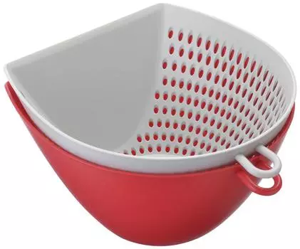 Миска-дуршлаг Akebono Sangyo, красная. Сделано в Японии. Быстро собирает и перемещает нарезанные продукты на разделочной доске, не рассыпая их. Пища не переливается через край, даже если красный