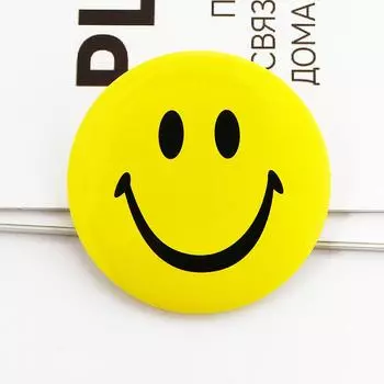 Многоцветный значок с улыбающимся лицом: Брошь-булавка для персонала отеля и детей