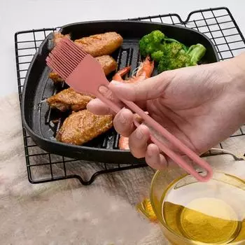 Многофункциональная силиконовая кисточка для теста с мягкой щетиной. Жаропрочная кулинарная кисточка для масляного соуса. Не содержит бисфенола А. Можно мыть в посудомоечной машине.