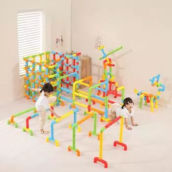 Многофункциональные большие строительные блоки для водопроводных труб собираются и вставляются для создания труб-головоломок из крупных частиц