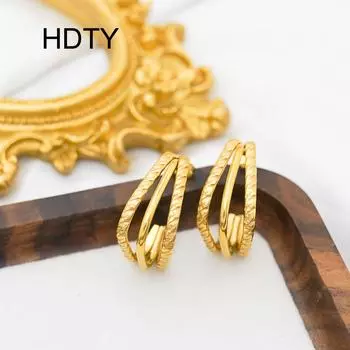 Многослойное плетение из титановой стали Серьги-гвоздики из титановой стали, покрытые 18-каратным золотом Серьги-гвоздики в форме буквы «С» с геометрическим узором золотой