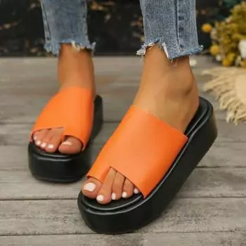 Мода 2024 года. Большие тапочки на толстой подошве для женщин. Летняя новая верхняя одежда. Сандалии с застежкой. Простые однотонные тапочки. Высокий каблук. Плоская подошва. 36 чёрный