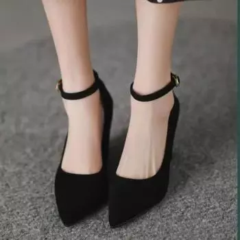 Мода 2024 года. Брендовые женские туфли с обхватом щиколотки. Женские туфли на высоком каблуке. Модные туфли-лодочки. Женские туфли с острым носком и средней танкеткой. Туфли с пряжкой и ремешком. Женские. 35 чёрный