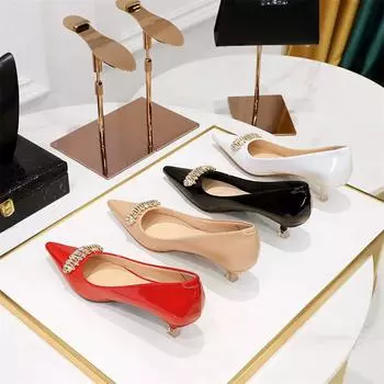 Мода 2024 года, модные женские туфли на тонком среднем каблуке, лакированная кожа, с заостренным носком, со стразами и металлическими стразами, вечерние туфли-одиночки 34(Foot22cm)