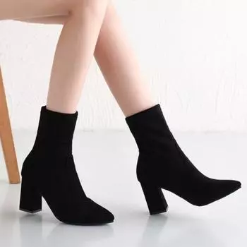 Мода 2024 года. Модные женские туфли. Женские сапоги с рукавами. Зимние сапоги с острым носком. Мягкий флис для тепла. Однотонные короткие сапоги на толстом каблуке. 34 чёрный