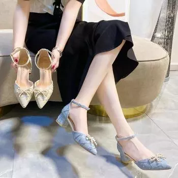 Мода 2024 года, новые летние туфли на высоком каблуке, женские модные босоножки с острым бантом и полыми пуговицами на толстом каблуке в стиле феи, размер плюс 40 35 грязно-белый