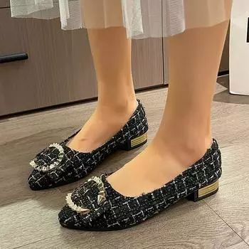 Мода 2024 года. Новые модные женские туфли без застежек с цветным металлическим декором и острым носком на квадратном каблуке. 35 бежевый