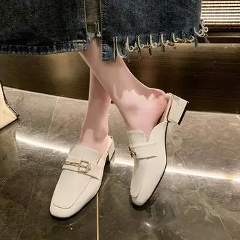 Мода 2024 года. Новые модные женские туфли на квадратном каблуке с металлической цепочкой. Тапочки Baotou на квадратном каблуке. 35 бежевый