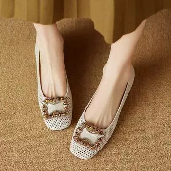 Мода 2024 года, новые осенние женские модные и удобные однотонные туфли со стразами и металлическим декором без застежек на низком каблуке 34 бежевый