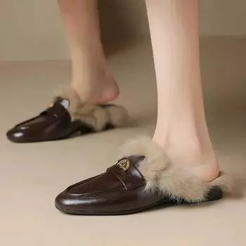 Мода 2024 года, новые женские пушистые тапочки, зимние теплые полутапочки на плоской подошве, модные закрытые женские туфли, элегантные лоферы с металлической пряжкой 39 чёрный