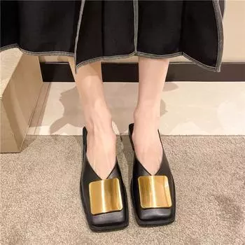 Мода 2024 года. Женская обувь. Босоножки. Женские тапочки. Модные повседневные женские тапочки с металлическим украшением. Женские новые закрытые тапочки на плоской подошве. 35 бежевый